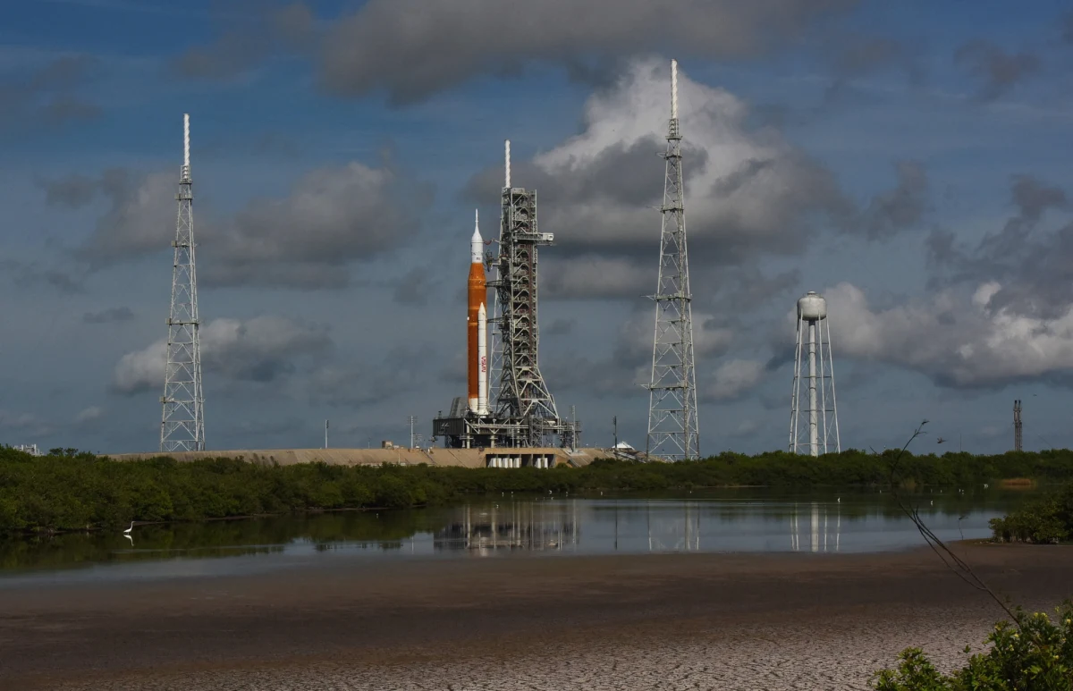 "Idziemy (we are going - ang.)" - to hasło, którego NASA używa przed startem rakiety Space Launch System. Bezzałogowa misja na orbitę Księżyca ma wystartować w poniedziałek 29 sierpnia około godz. 14:33-16:33 polskiego czasu. Naukowcy twierdzą, że misje księżycowe mają kluczowe znaczenie dla programu lotów kosmicznych z załogą - podaje portal nytimes.com.