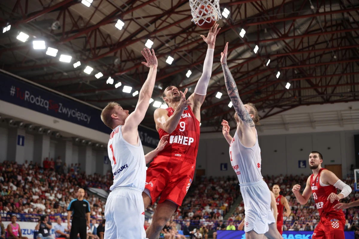 Biało-czerwoni koszykarze wygrali pierwszy mecz preeliminacji Eurobasketu zaplanowanego na 2025 rok. Polacy pokonali na wyjeździe Austriaków 91:55, ale nie ustrzegli się słabszych momentów w grze. Najwięcej punktów dla naszej drużyny zdobył Aleksander Dziewa – 15, ale swój punktowy wkład w zwycięstwo miała cała dwunastka, która zagrała przeciwko Austrii. Teraz pora, by odpocząć przez ruszającymi za kilka dni mistrzostwami Europy.