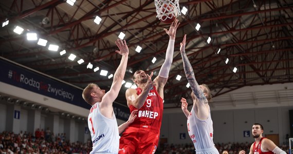 Biało-czerwoni koszykarze wygrali pierwszy mecz preeliminacji Eurobasketu zaplanowanego na 2025 rok. Polacy pokonali na wyjeździe Austriaków 91:55, ale nie ustrzegli się słabszych momentów w grze. Najwięcej punktów dla naszej drużyny zdobył Aleksander Dziewa – 15, ale swój punktowy wkład w zwycięstwo miała cała dwunastka, która zagrała przeciwko Austrii. Teraz pora, by odpocząć przez ruszającymi za kilka dni mistrzostwami Europy.