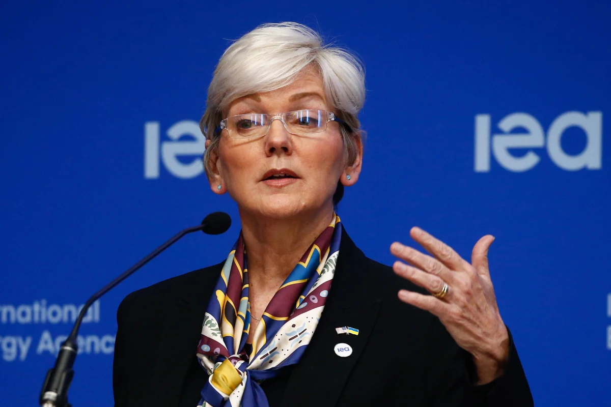 ​Minister energii USA Jennifer Granholm wezwała rafinerie ropy naftowej, aby nie zwiększały eksportu paliw, jak benzyna i olej napędowy. Uprzedziła, że jeśli amerykańskie firmy nie odbudują zapasów, Waszyngton będzie musiał rozważyć podjęcie stosownych działań.