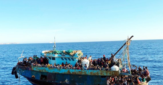 Niedziela była kolejnym dniem rekordowego napływu migrantów na włoską wyspę Lampedusa. W ciągu doby przypłynęło tam 50 łodzi z ponad tysiącem migrantów. Ośrodek na wyspie jest całkowicie przepełniony - jest tam 350 miejsc, a umieszczono w nim 1600 osób.