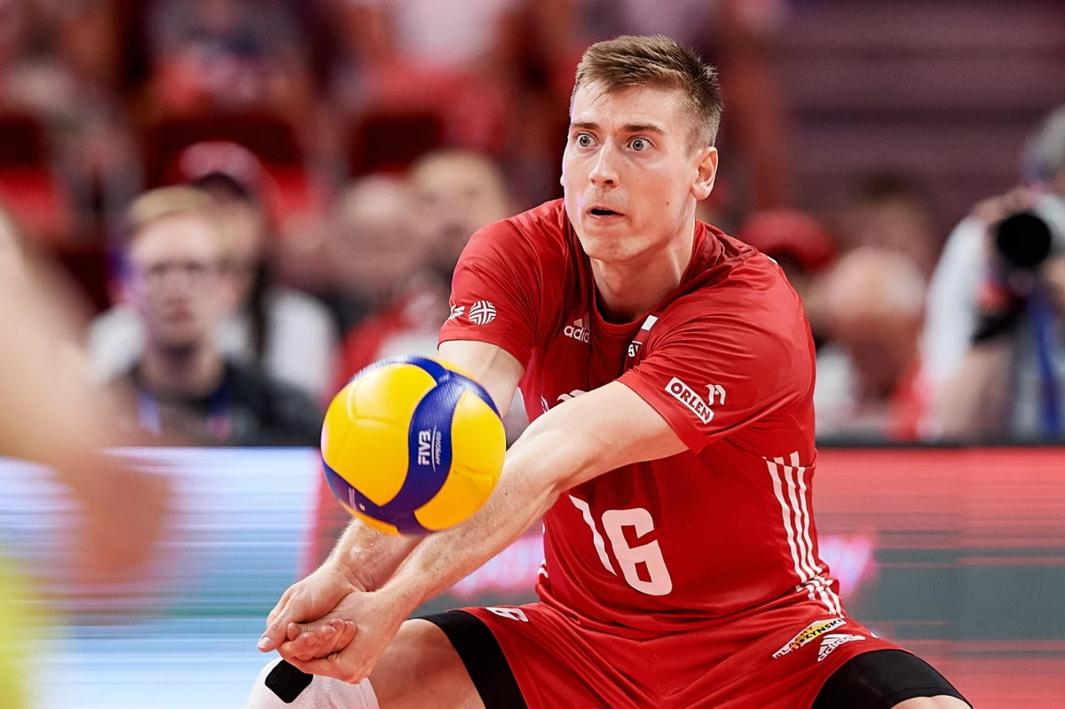 Kamil Semeniuk - to obecnie jedno z najgorętszych nazwisk siatkarskiej reprezentacji Polski. Świetną grą w Grupie Azoty Zaksa Kędzierzyn Koźle zapracował sobie na transfer do włoskiej Perugii. W ciągu dwóch lat zanotował ogromny progres sportowy. „Dużo dało mi to, że otrzymałem możliwość grania w Plus Lidze i Lidze Mistrzów przez cały sezon” – podkreśla w rozmowie z RMF FM Kamil Semeniuk. Jak przyznaje, chciałby fantastyczny sezon, w którym wygrał Ligę Mistrzów po raz drugi z rzędu i zdobył mistrzostwo Polski przypieczętować medalem mistrzostw świata. O tym, co robi w dni wolne między meczami mundialu, a także o tym, jak się zostaje maszyną, z przyjmującym naszej reprezentacji rozmawiał Wojciech Marczyk. 