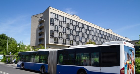 Około 50 kierowców autobusów pilnie przyjmie do pracy Miejskie Przedsiębiorstwo Komunikacyjne w Krakowie. Brak pracowników spowodował zmiany w rozkładach jazdy.