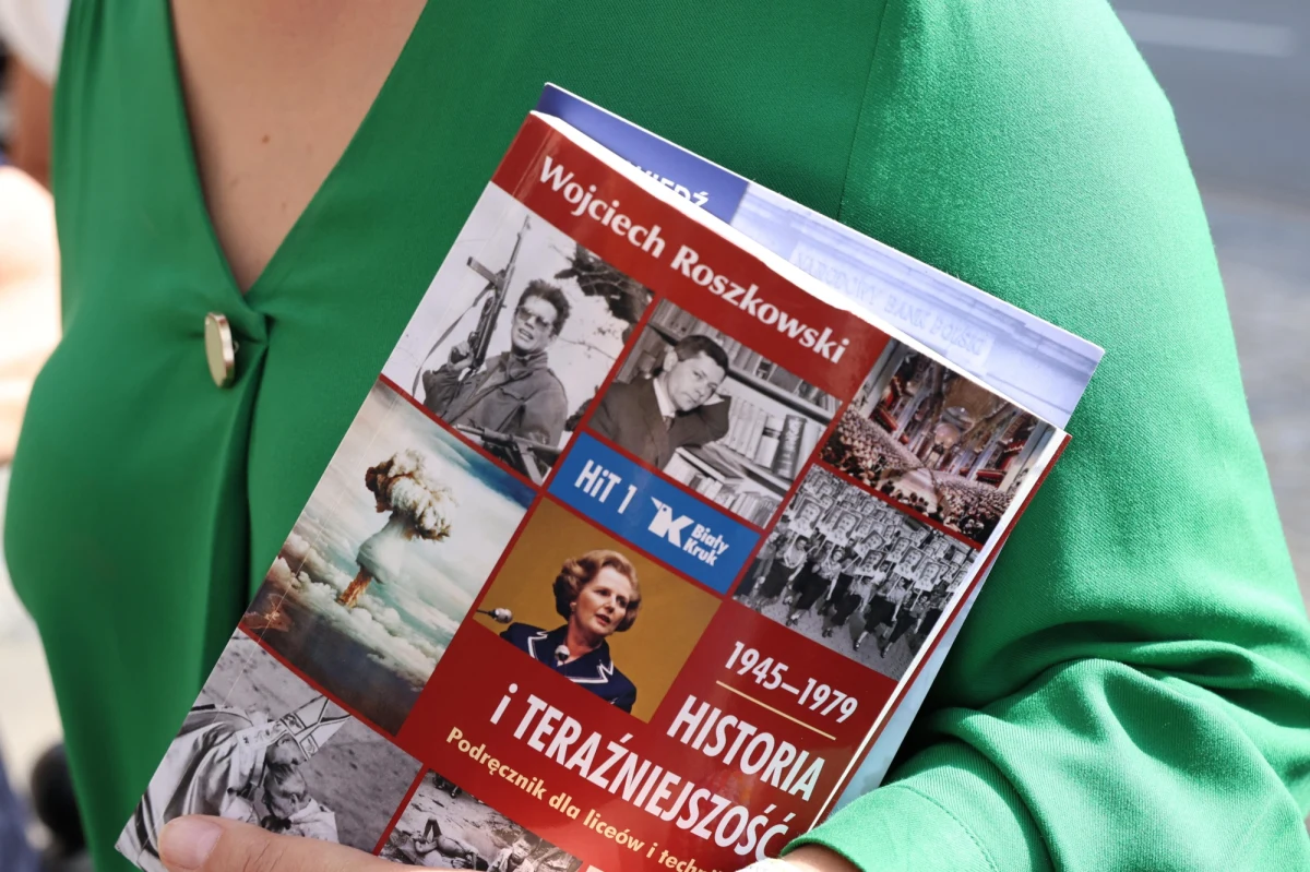 Rzecznik Praw Obywatelskich Marcin Wiącek zwrócił się do ministra edukacji i nauki Przemysława Czarnka w związku z kontrowersjami wokół podręcznika "Historia i Teraźniejszość" autorstwa prof. Wojciecha Roszkowskiego. "Zdaniem wielu osób – głównie nauczycieli i
rodziców uczniów, którzy zapoznali się z książką – nie odpowiada ona wymaganiom, jakie są stawiane przed materiałami przeznaczonymi do nauki w szkole" - podkreślił, powołując się na skargi, jakie otrzymuje od obywateli. 