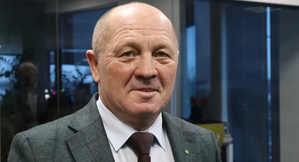 "Po tych siedmiu dniach wiemy doskonale, że przedsiębiorcy, przetwórcy rolni, branża medyczna, wszyscy uderzyli na alarm. Mamy sytuację, w której pan premier wyznaczył dwóch wicepremierów do rozwiązania problemu z niedoborem dwutlenku węgla i kwasu azotowego. A tu okazuje się, że nie trzeba dwóch wicepremierów, jeden prezes Daniel Obajtek wydał polecenie "wznowić produkcję". I Anwil wznowił" - mówił w programie "7 pytań o 07:07" w radiu RMF24 były minister rolnictwa Marek Sawicki.