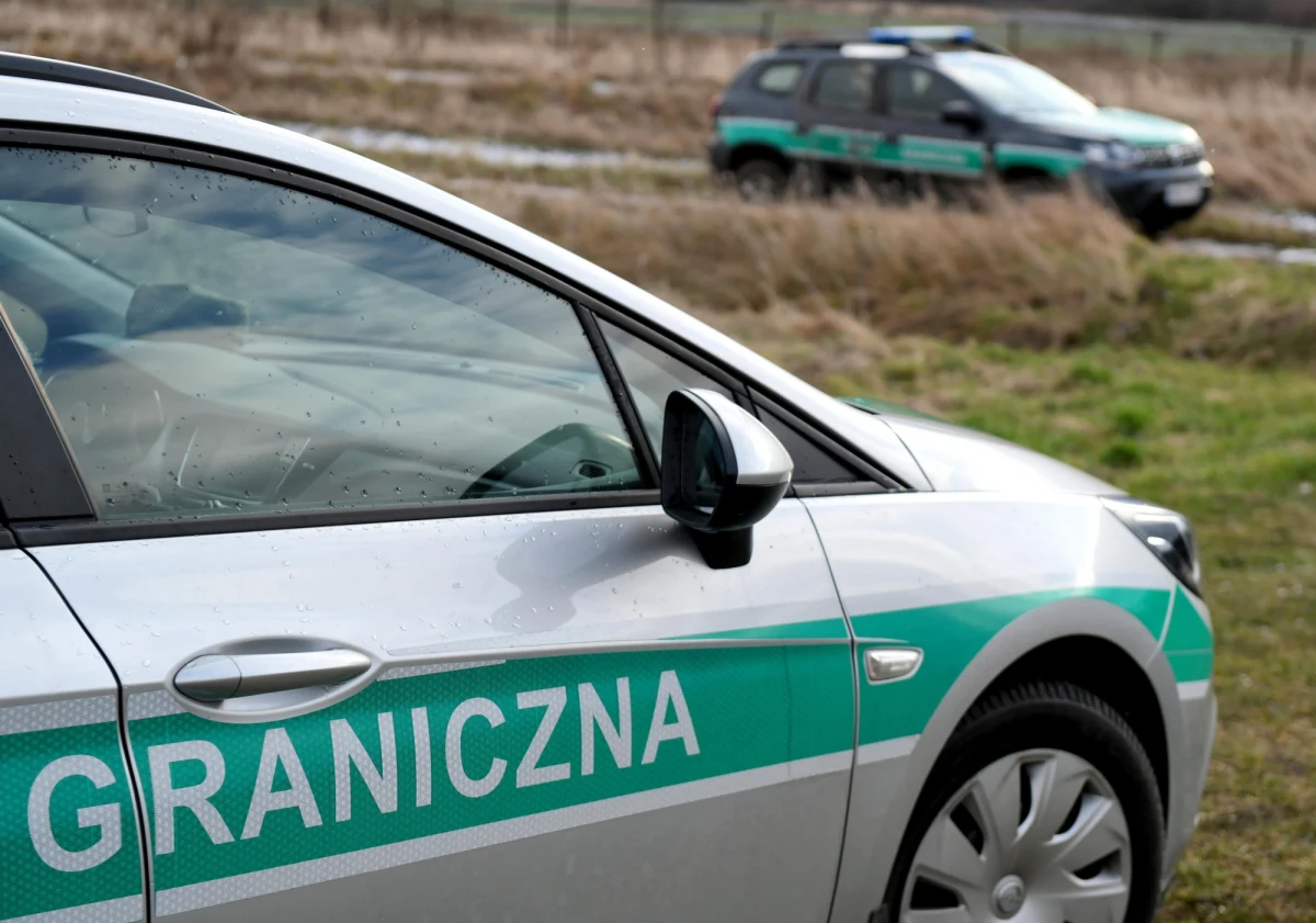 Ubezpieczenie pojazdów i funkcjonariuszy straży granicznej "rozluźni poczucie dbałości o powierzony sprzęt". Ta kuriozalna odpowiedź resortu spraw wewnętrznych i administracji oraz komendanta straży to jeden z argumentów dla odmowy wprowadzenia ubezpieczeń. Domagają się ich związkowcy.