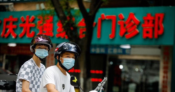 Władze miasta Shenzhen na południu Chin zamknęły tymczasowo targ Huaqianbei, największy targ sprzętu elektronicznego na świecie. Wstrzymały również działanie 24 stacji metra po wykryciu 11 nowych zakażeń koronawirusem.

