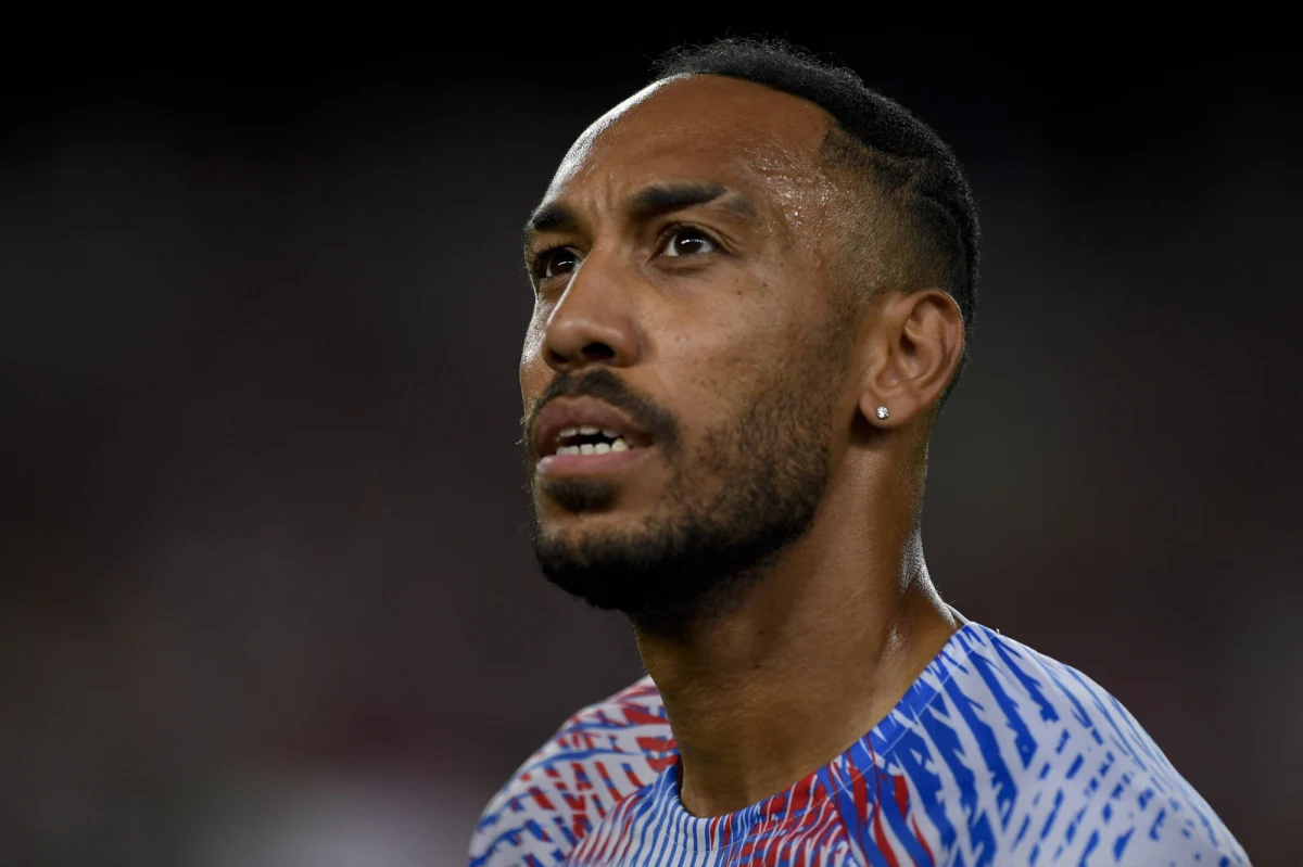 Kolejny przypadek ataku na piłkarza Barcelony. Pierre-Emerick Aubameyang i jego żona Alysha Behague zostali zaatakowani we własnym domu przez zamaskowanych włamywaczy - poinformowała policja. Oboje doznali lekkich urazów, a sprawcy zabrali zawartość sejfu.