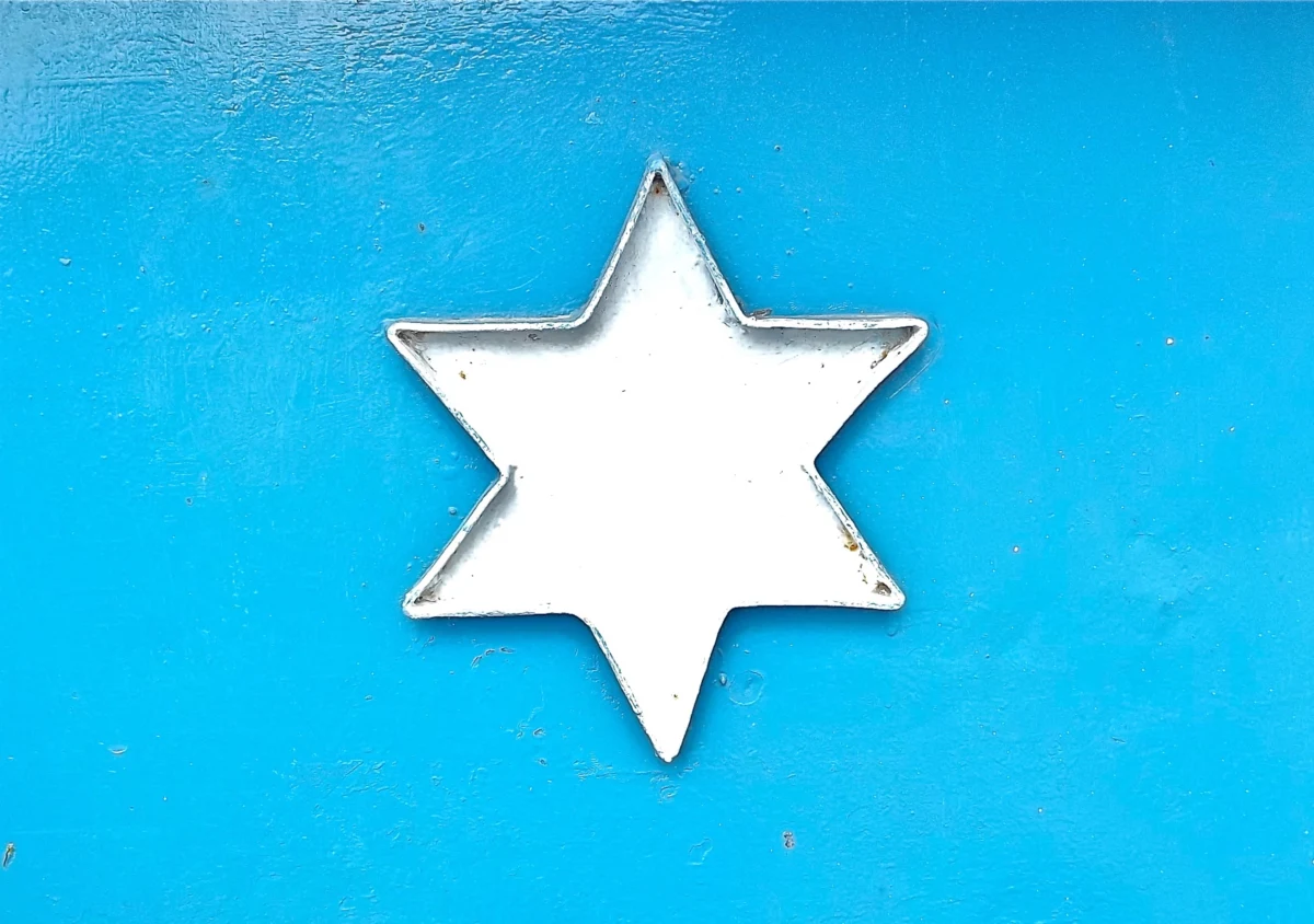 Zasłonięte lustro na tle nowych macew - to koncepcja przebudowy Pola Gettowego na Cmentarzu Żydowskim w Łodzi. W ten sposób Gmina Wyznaniowa Żydowska chce zachować pamięć o więźniach getta, uporządkować teren cmentarza i sprawić, że będzie on bardziej dostępny dla odwiedzających.