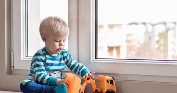 Skrajną nieodpowiedzialnością wykazali się rodzice, którzy w jednym z mieszkań w Olsztynie "opiekowali się" 2,5-letnim synem. Zarówno 46-letnia matka, jak i 54-letni ojciec mieli ponad dwa promile alkoholu w organiźmie.