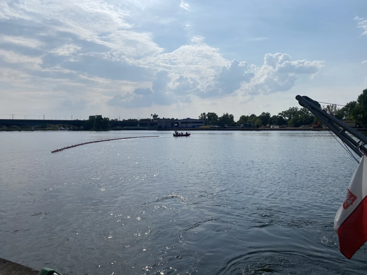 Zawartość tlenu w Odrze w punktach pomiarowych w Szczecinie jest niższa niż 4 mg/l - przekazało w poniedziałek centrum prasowe wojewody zachodniopomorskiego. To minimalna wartość, pozwalająca rybom na normalne bytowanie. W pozostałych miejscach, skąd pobierano próbki do badań, tlenu w rzece jest więcej.

