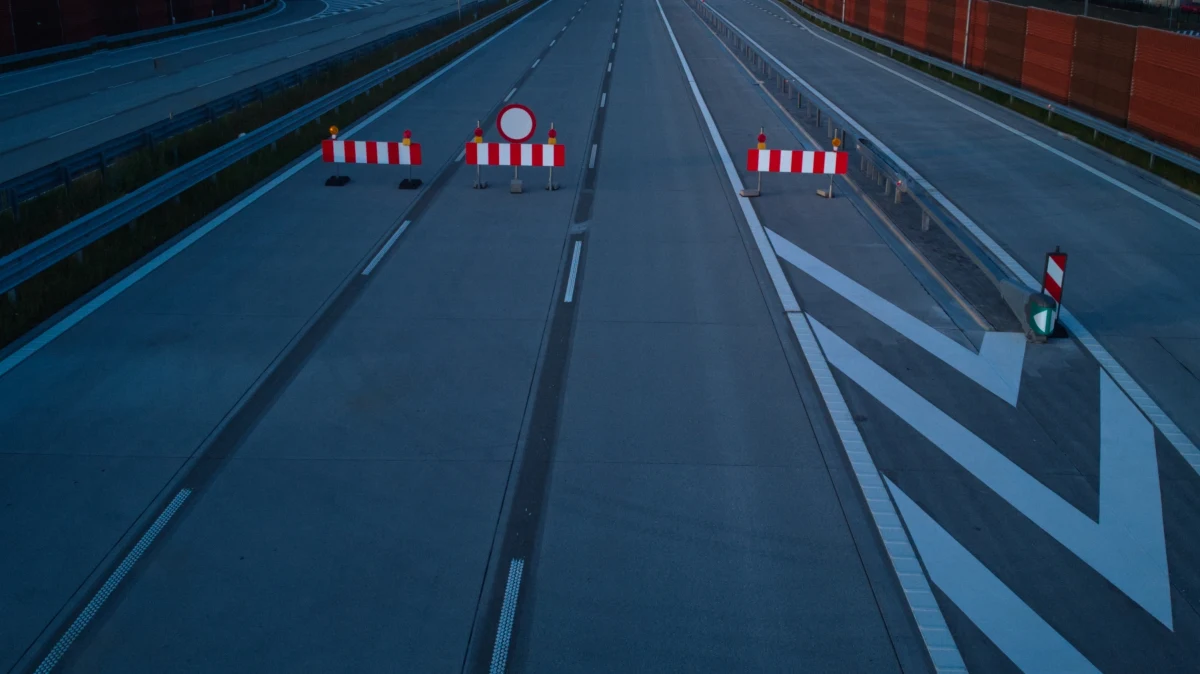 Na placu budowy nowej drogi krajowej 46 na zachodzie Częstochowy znaleziony został niewybuch. To najprawdopodobniej pocisk artyleryjski z czasów II wojny światowej. Zamknięty został przejazd przez skrzyżowania ul. Przejazdowej z ul. Energetyków.

