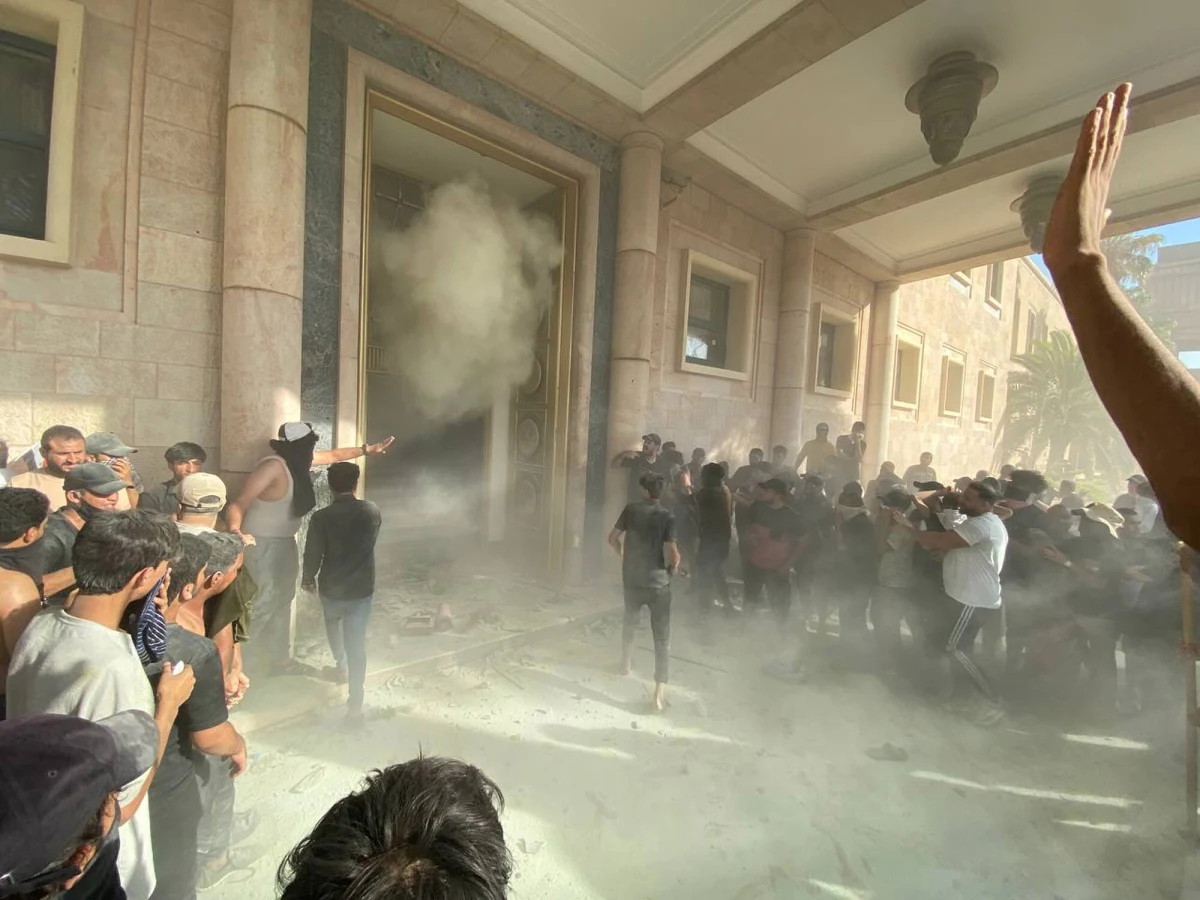 Co najmniej 15 osób zginęło, a około 350 zostało rannych w wyniku starć zwolenników szyickiego duchownego Muktady as-Sadry z przeciwnikami politycznymi i służbami bezpieczeństwa w Bagdadzie. Demonstranci przypuścili szturm na budynki rządowe na terenie Zielonej Strefy. W pobliżu było słychać strzały z ostrej amunicji. W odpowiedzi na zamieszki, w całym kraju wprowadzono godzinę policyjną.