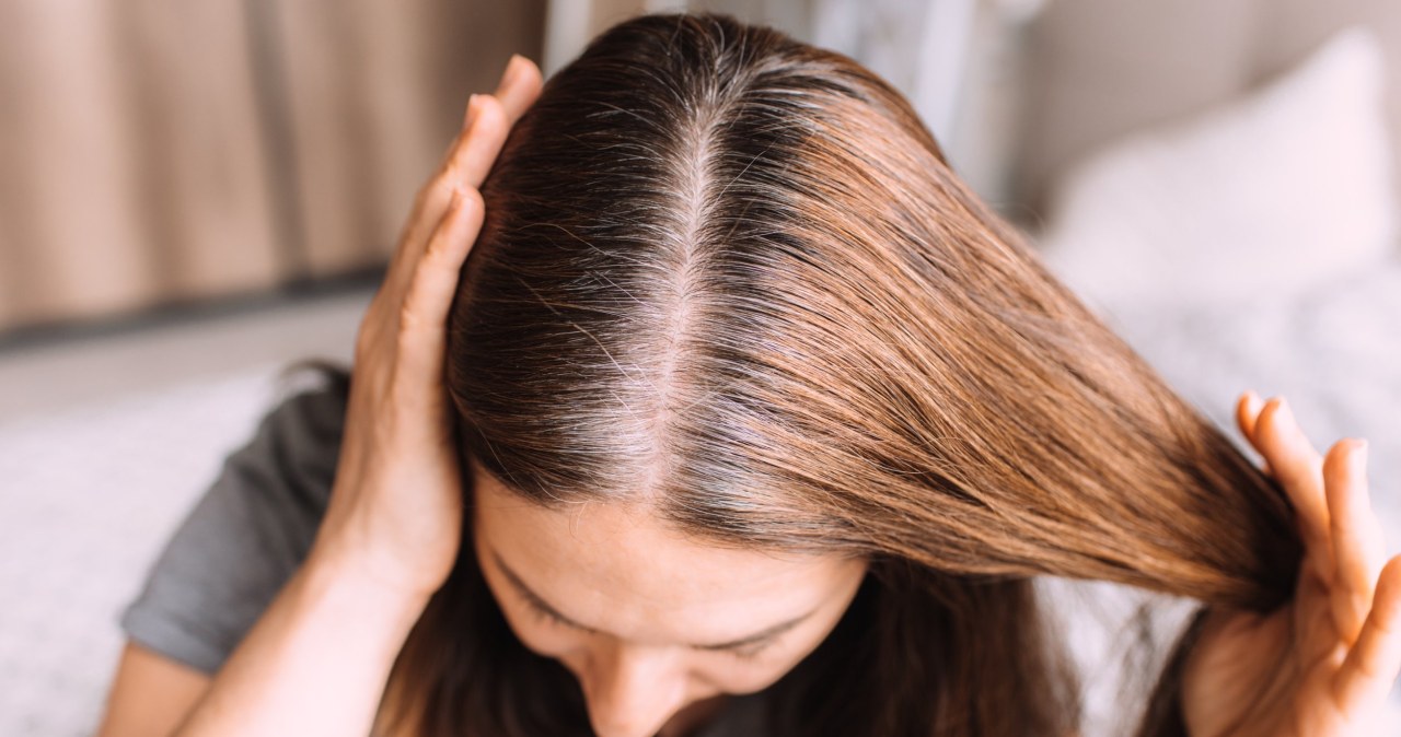 Włosy tracą kolor szybciej niż powinny? Winowajca może cię zaskoczyć
