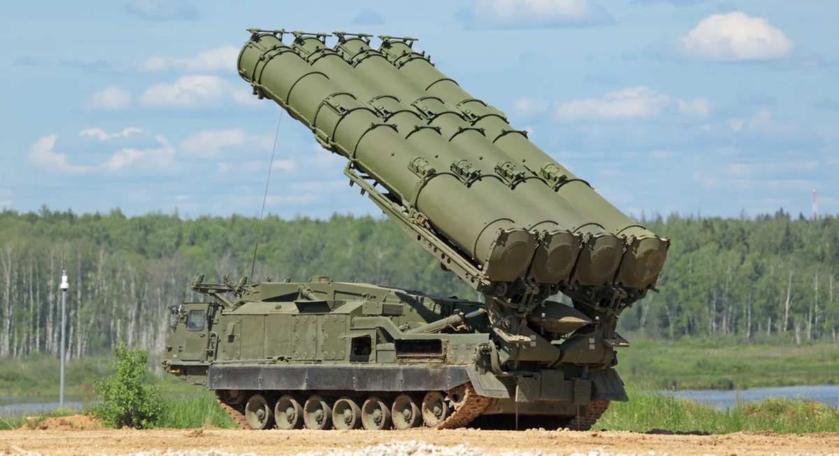 Ze zdjęć satelitarnych opublikowanych przez izraelską firmę ImageSat International wynika, że Rosja przenosi część swojej obrony przeciwlotniczej z Syrii do okupowanego od 2014 roku Krymu. To prawdopodobnie ruch podyktowany licznymi ukraińskimi atakami, do jakich w ostatnich tygodniach dochodziło na półwyspie.