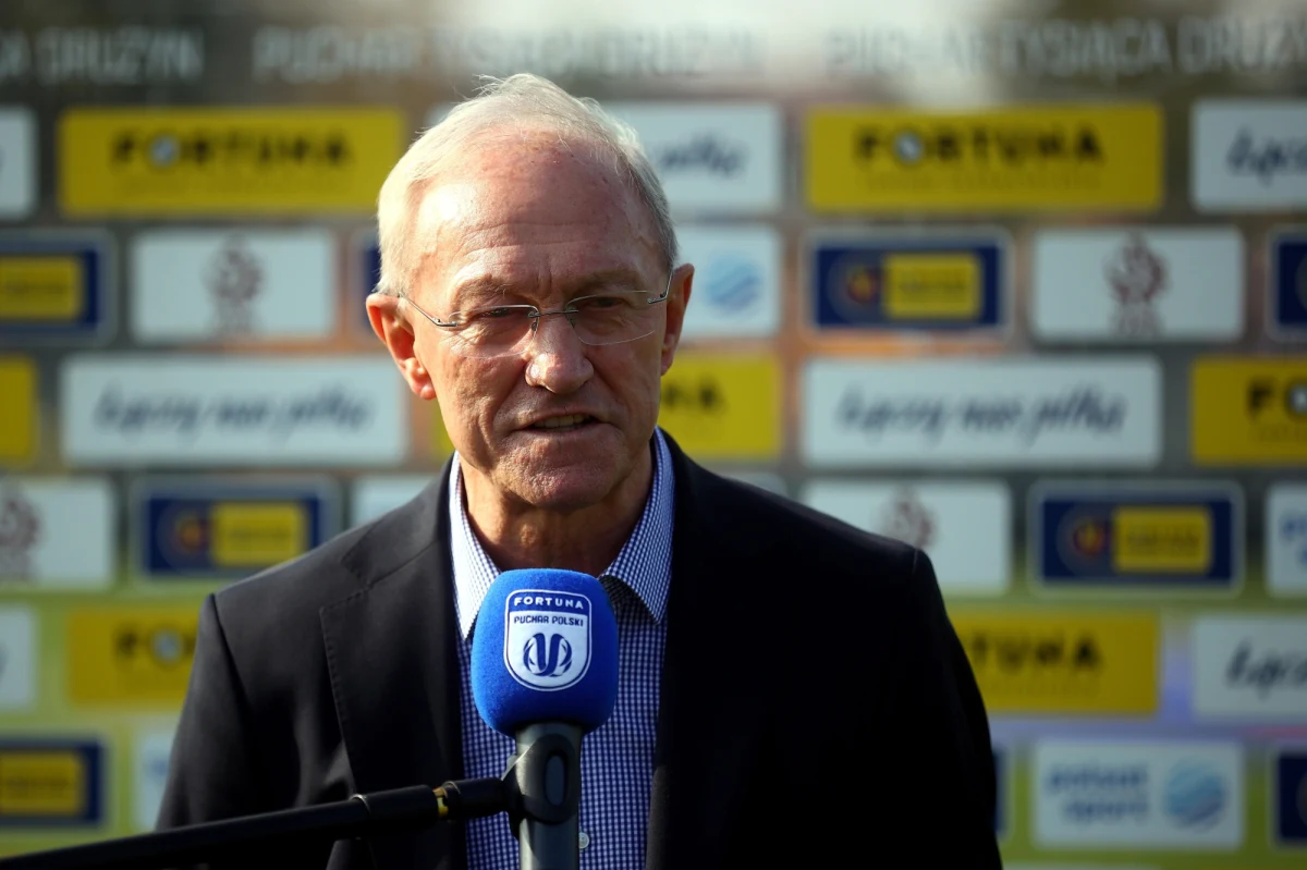 Wieczysta Kraków poinformowała w komunikacie, że Franciszek Smuda za porozumieniem stron rozwiązał dziś kontrakt z "żółto-czarnymi". Były selekcjoner reprezentacji Polski prowadził III-ligową drużynę od lipca 2021 roku.