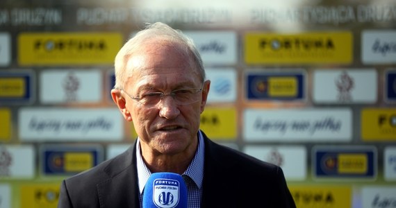 Wieczysta Kraków poinformowała w komunikacie, że Franciszek Smuda za porozumieniem stron rozwiązał dziś kontrakt z "żółto-czarnymi". Były selekcjoner reprezentacji Polski prowadził III-ligową drużynę od lipca 2021 roku.