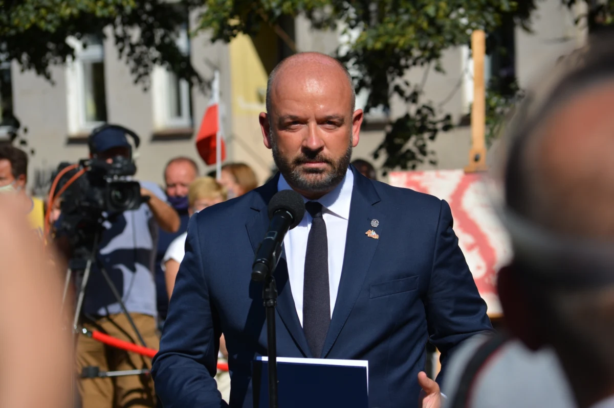 "To proponuję Panie Jerzy mniej internetu, a więcej mycia (…)" – napisał na swoim profilu w mediach społecznościowych prezydent Wrocławia Jacek Sutryk w odpowiedzi na komentarza podopiecznego wrocławskiego MOPS-u. Wpis Sutryka wywoła wiele kontrowersji.