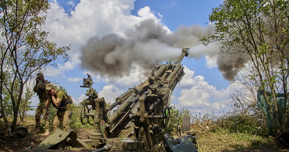 Ze względu na pomoc Ukrainie liczba pocisków do haubic 155 mm w zasobach sił USA spadła do "niekomfortowo niskiego" poziomu - informuje dziennik "Wall Street Journal". Według źródeł gazety, amerykański przemysł nie jest obecnie w stanie produkować amunicji w odpowiednim tempie.