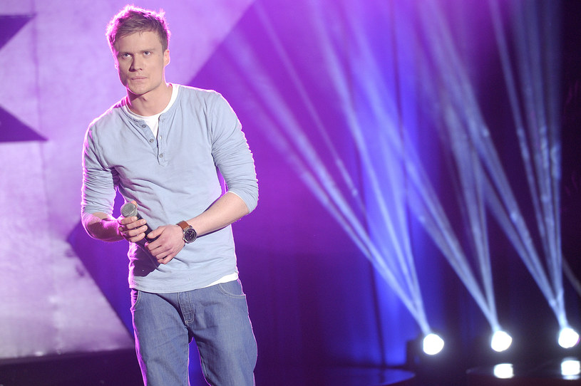 Marcin Spenner dał się poznać szerszej publiczności za sprawą występu w programie "X Factor". Później słuch o nim zaginął. Teraz wokalista z nową piosenką "Zaskoczeni" pojawił się w "Dzień dobry TVN".