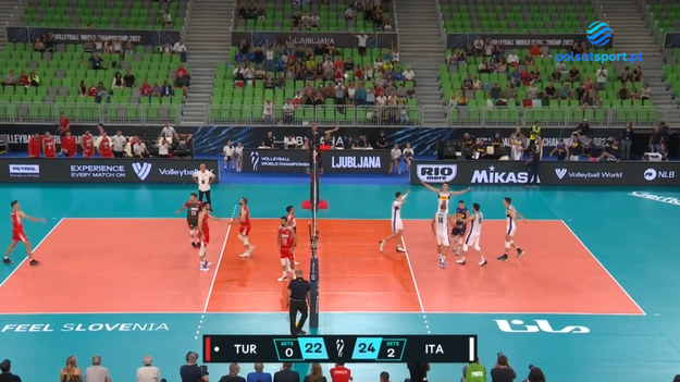 Skrót meczu Włochy - Turcja 3:0 ( 25:18, 25:20, 25:22).

Telewizja Polsat jest oficjalnym nadawcą tegorocznych mistrzostw świata siatkarzy w Polsce i Słowenii. Dla kibiców oznacza to, że wszystkie 52 mecze tego turnieju mogą oglądać na żywo w Polsacie Sport, Polsacie Sport Extra i Polsacie Sport News, a także online, na wielu urządzeniach w serwisie streamingowym Polsat Box Go. Skróty wszystkich meczów oraz wywiady, analizy i komentarze dostępne są także w serwisie sport.interia.pl. 