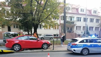 Podkarpackie: Zasnęła za kierownicą i wjechała na chodnik. 14-latek trafił do szpitala 