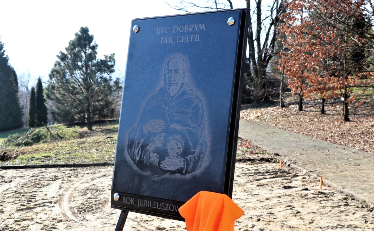 Problemy z budową Domu Podolskiego - schroniska dla niepełnosprawnych intelektualnie w Radwanowicach. "Mieliśmy wbite łopaty, gdy ceny zwariowały" - mówi nam dyrektor ośrodka Arkadiusz Tomasiak. Fundacja Brata Alberta prosi o pomoc. 