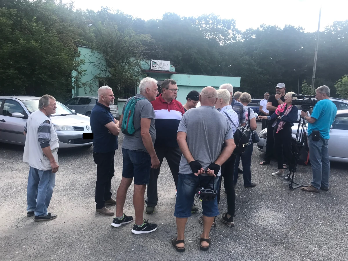 Protest przewoźników węgla i emerytów przed bramą kopalni Jankowice w Rybniku (woj. śląskie). W akcji brało udział kilkadziesiąt osób. Powodem protestu było zamieszanie związane ze sprzedażą węgla bezpośrednio za gotówkę w kopalniach Polskiej Grupy Górniczej.