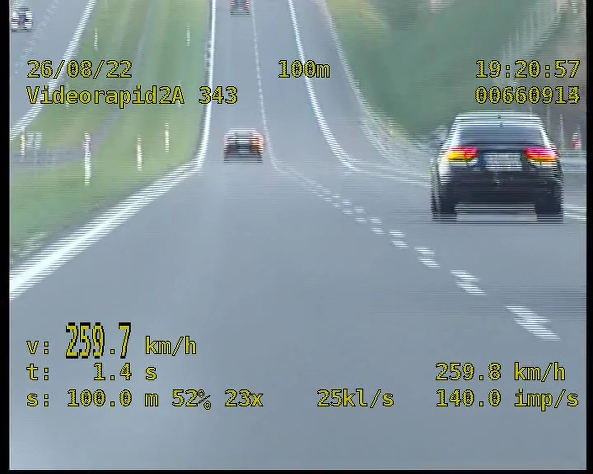 2,5 tysiąca mandatu i 10 punktów karnych - tak zakończyła się podróż mężczyzny, który trasą S-7 pędził lamborghini z prędkością 259,7 km/h. Brawurową jazdę przerwali policjanci z grupy "Speed".

