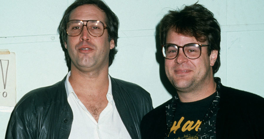 Dwie z największych ikon komedii lat 80. ubiegłego wieku - Chevy Chase i Dan Aykroyd - ponownie spotkają się na ekranie, ale w dość nietypowych okolicznościach. Gwiazdorzy komedii "Szpiedzy tacy jak my" dołączyli bowiem do obsady ekranizacji powieści R.L. Stine'a zatytułowanej "Zombie Town" ("Miasteczko zombie").