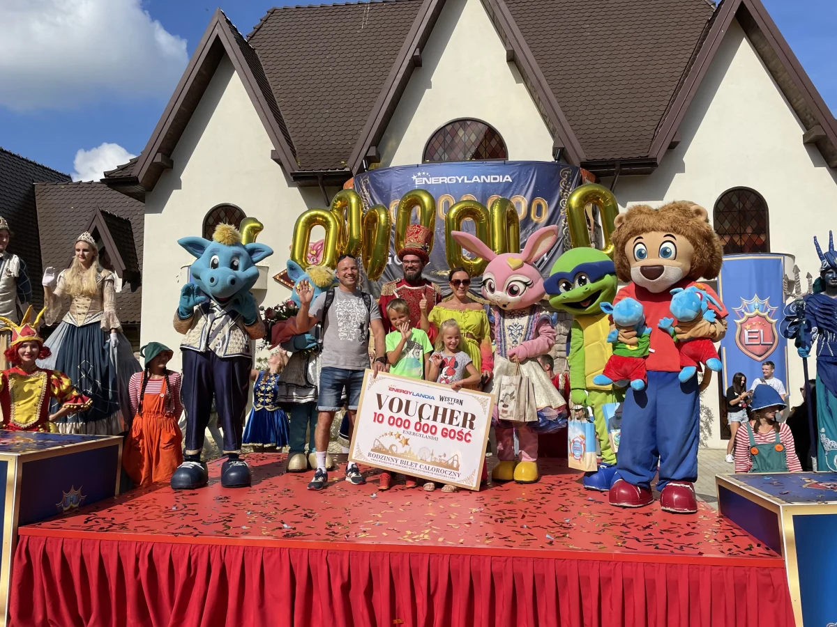 Monika, Daniel, 6-letnia Pola i 9-letni Maks z Opola 10-milonowymi gośćmi Energylandii. Rodzina otrzymała całoroczny voucher z noclegiem w ośrodku Western Camp.