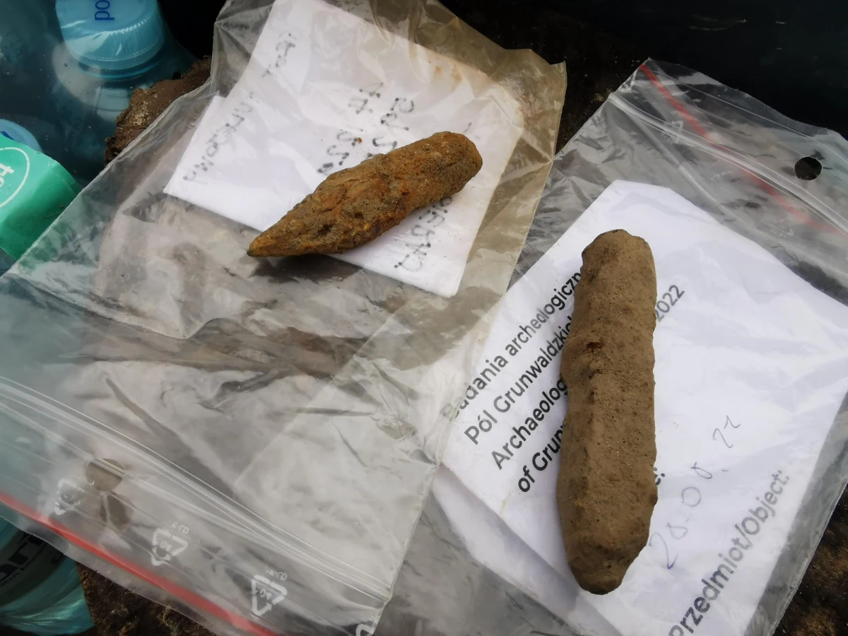 Grot bełtu kuszy i część ostrogi - to przedmioty, które udało się już wykopać z ziemi podczas tegorocznych badań pól pod Grunwaldem. Miejsce największej średniowiecznej bitwy z 1410 roku przeszukuje 40 detektorystów z Polski i Danii. Wszystkie znalezione przedmioty trafią do nowego gmachu Muzeum Bitwy pod Grunwaldem, którego otwarcie zaplanowano 21 września.