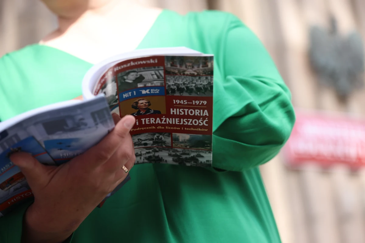 "Historia i teraźniejszość", podręcznik szkolny prof. Wojciecha Roszkowskiego, od jutra do kupienia w 3500 placówkach Poczty Polskiej - przekazał na Twitterze przewodniczący parlamentarnego klubu PiS Ryszard Terlecki.