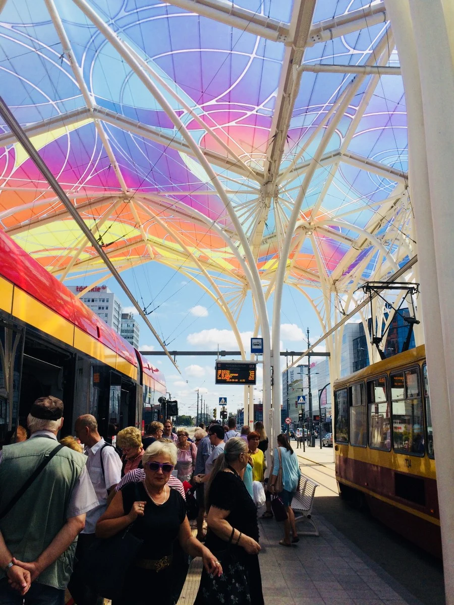 Powrót uczniów do szkół oznacza zmiany w kursowaniu MPK. Z początkiem września inaczej pojadą autobusy i tramwaje łódzkiego MPK. Na trasy wracają tramwaje oraz linie szkolne, przybędzie też przystanków na żądanie.