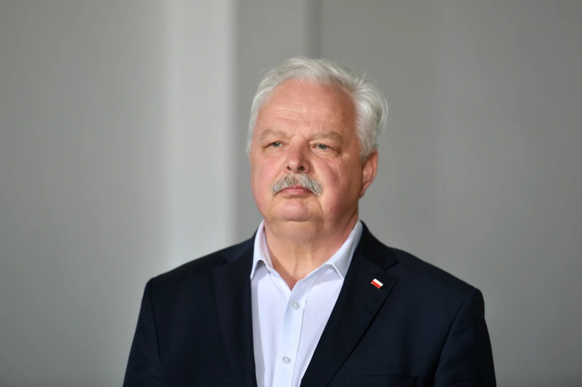 Sekretarz stanu w Ministerstwie Sportu i Turystyki oraz pełnomocnik rządu ds. infrastruktury sportowej Jacek Osuch był uczestnikiem wypadku samochodowego, do którego doszło w jednej z małopolskich miejscowości. Polityk był jedną z dwóch poszkodowanych osób. Na szczęście jego obrażenia były lekkie i - podobnie jak druga poszkodowana osoba - szybko opuścił szpital - dowiedział się reporter RMF FM Marek Wiosło.