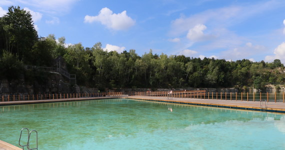 Park Zakrzówek powstający na ternie dawnego kamieniołomu to jedna z najtrudniejszych ,,zielonych" inwestycji w Krakowie. Trudna, bo powstaje na terenie poprzemysłowym, gdzie są strome skarpy oraz akwen wodny o głębokości 40 metrów. Kąpielisko ma zostać otwarte w tym roku, park w 2023.

