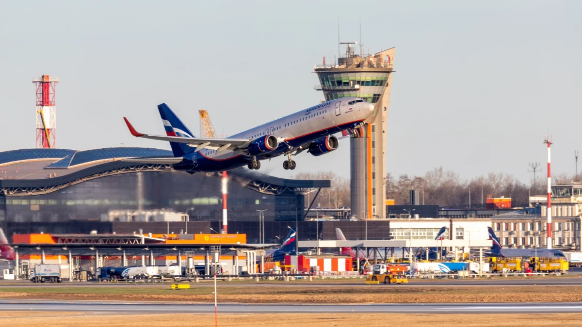 Będziemy dążyć do wypracowania unijnego konsensusu; jeszcze w godzinach nocnych będziemy pracować nad przedstawieniem wspólnych propozycji - poinformował w Pradze minister spraw zagranicznych Zbigniew Rau, po spotkaniu z szefami MSZ krajów, chcących wstrzymania wydawania obywatelom Rosji wiz turystycznych.
