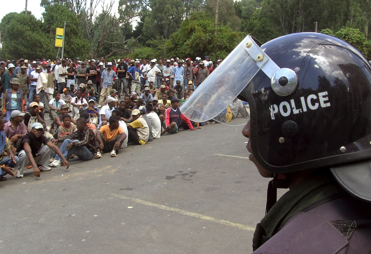 Około 500 protestujących przypuściło szturm na posterunek policji w mieście Ikongo na południu Madagaskaru. Funkcjonariusze, chcąc bronić siebie i koszary, otworzyli ogień do demonstrantów. Zginęło 19 osób, a 21 zostało rannych.