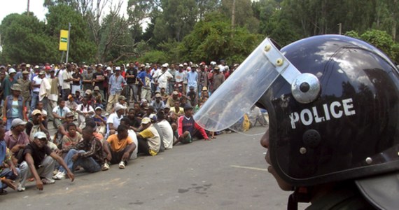 Około 500 protestujących przypuściło szturm na posterunek policji w mieście Ikongo na południu Madagaskaru. Funkcjonariusze, chcąc bronić siebie i koszary, otworzyli ogień do demonstrantów. Zginęło 19 osób, a 21 zostało rannych.