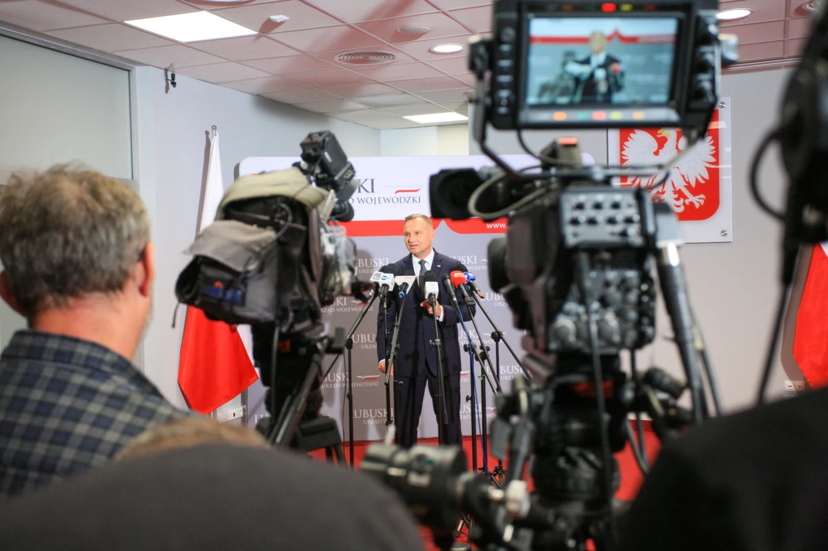 "Toksyna wydzielona przez złote algi w Odrze nie jest szkodliwa dla ludzi. Nie stwierdzono skażenia wód gruntowych ani zatrucia bydła pasącego się nad Odrą. Nie udało się jeszcze dokładnie stwierdzić, w jakich warunkach algi wydzielają toksynę" - powiedział prezydent Andrzej Duda w Gorzowie Wielkopolskim.