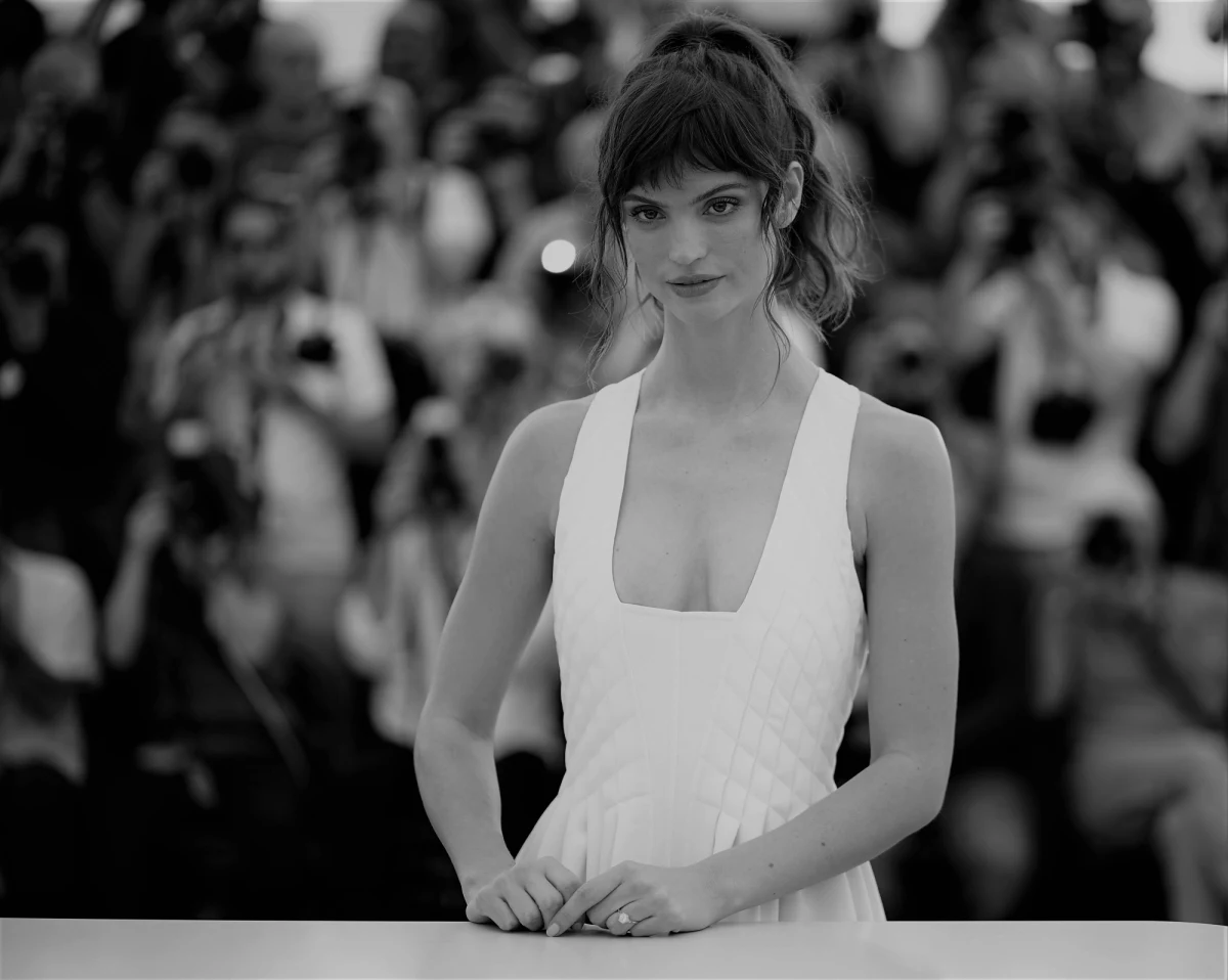 Zmarła Charlbi Dean, południowoafrykańska modelka i aktorka. Grała m.in. w nagrodzonym Złotą Palmą w 2022 roku filmie "Triangle of Sadness" (polski tytuł: "W trójkącie"). Jak podaje portal deadline.com, zmarła z powodu "niespodziewanej i nagłej choroby". Miała 32 lata. 