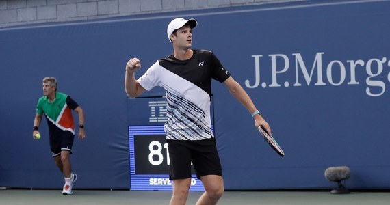 Hubert Hurkacz awansował do drugiej rundy wielkoszlemowego turnieju US Open. Rozstawiony z numerem ósmym polski tenisista wygrał z Niemcem Oscarem Otte 6:4, 6:2, 6:4.