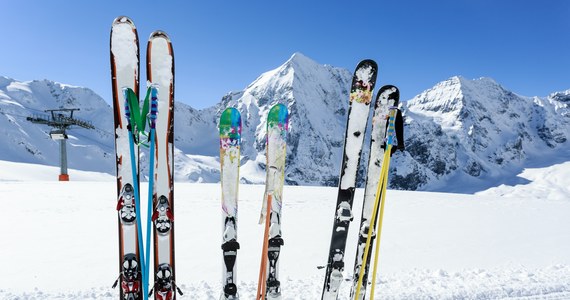 Z powodu wysokich cen energii zagrożony może być sezon zimowy w górach we Włoszech - alarmują zarządcy kolejek górskich i wyciągów narciarskich. Ich zdaniem nieuchronne wydają się podwyżki cen usług turystycznych, w tym skipassów.