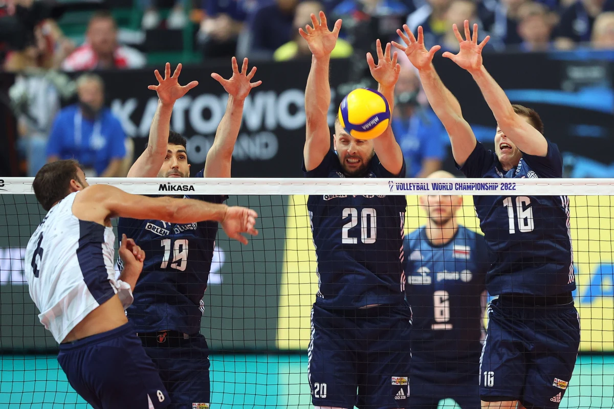 Biało-Czerwoni siatkarze z kompletem zwycięstw awansowali do fazy pucharowej mistrzostw świata. Po zwycięstwie nad ekipą USA 3:1 (23:25,25:21, 25:19, 25:21) wiemy już, że nasza drużyna będzie w 1/8 finału rozstawiona z numerem 1. To oznacza, że o ćwierćfinał powalczymy z drużyną rozstawioną z 16. Kto to może być?