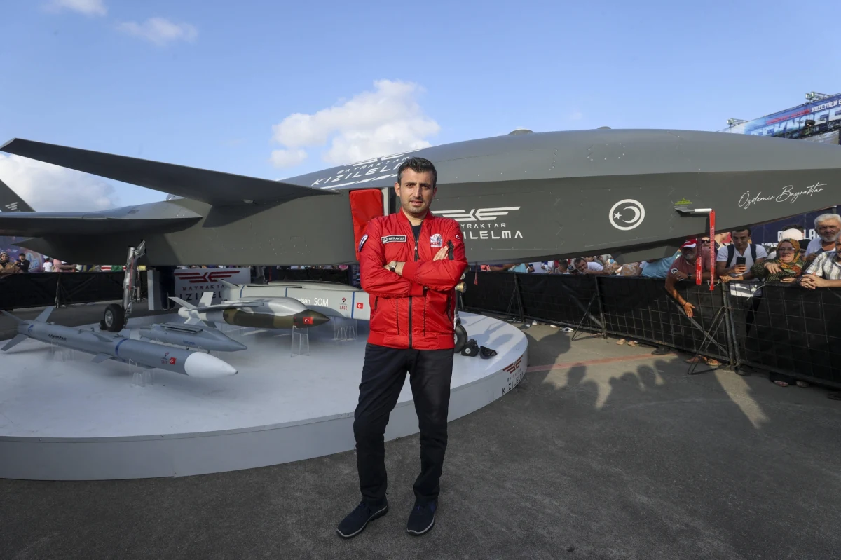 Dron bojowy Bayraktar zyskał niezwykłą popularność w trakcie wojny w Ukrainie, siejąc spustoszenie po stronie rosyjskiej. Turecki producent Baykar Makina zaprezentował właśnie prototyp bezzałogowego samolotu szturmowego Bayraktar Kizilelma (Czerwone Jabłko).