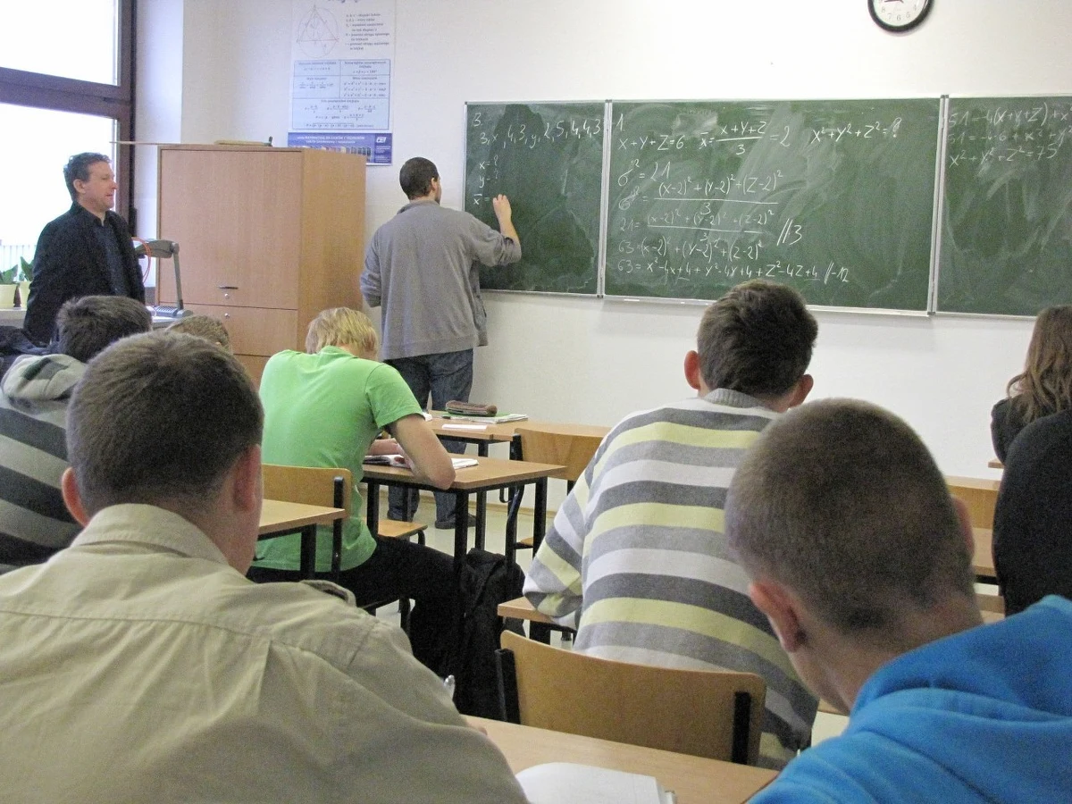 ​To nie są odosobnione przypadki, że nauczyciel pracuje jednocześnie na pół etatu w markecie czy w call-center - mówią eksperci rynku pracy. Coraz więcej nauczycieli zgłasza się z roku na rok do firm rekrutacyjnych w poszukiwaniu pracy. Choć to jeszcze nie exodus, braki kadrowe w szkołach będą coraz większe.