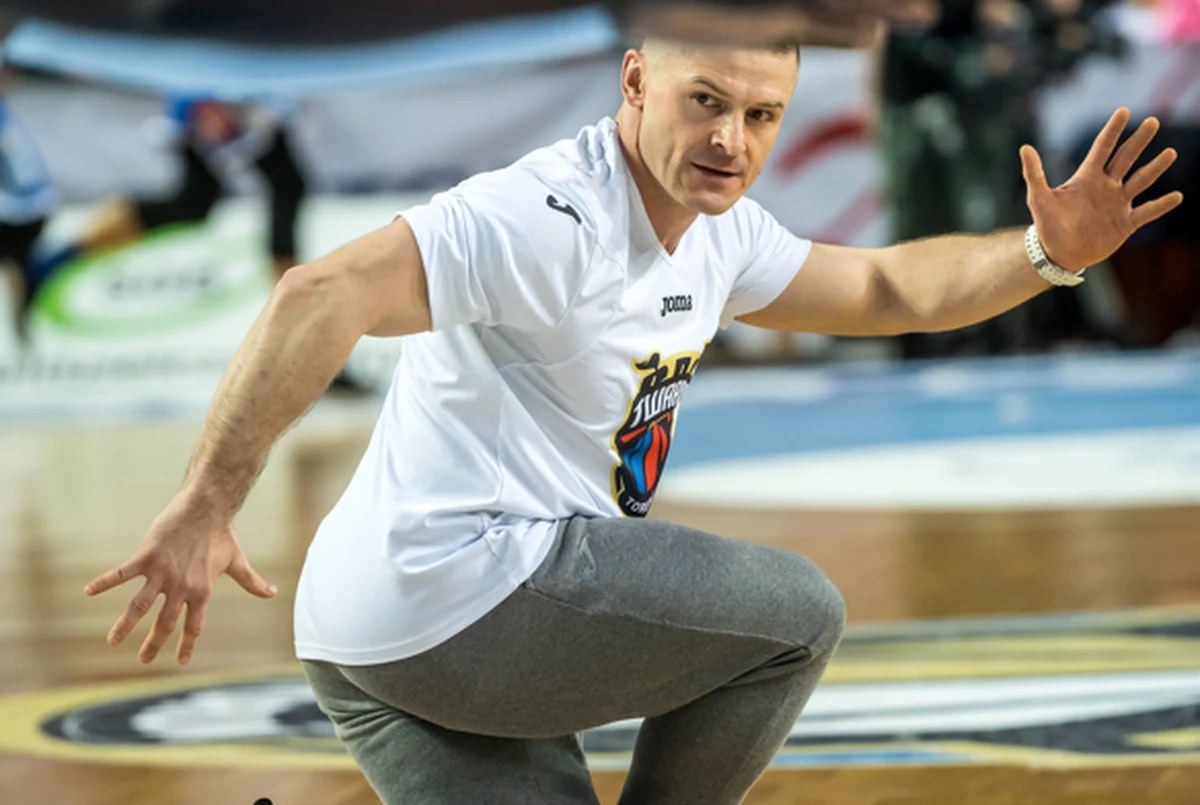 Już jutro rozpoczyna się długo wyczekiwany Eurobasket. Poprzednie Mistrzostwa Europy koszykarzy rozegrano pięć lat temu. Teraz w gronie 24 reprezentacji są także Biało-Czerwoni, którzy pierwszy raz na parkiet wyjdą w piątek. Polacy formę budowali na długim, sierpniowym zgrupowaniu oraz wcześniej podczas urlopów. O wszystko zadbał trener Dominik Narojczyk i zapewnia, że pracę udało się wykonać tak, jak zaplanował to sztab kadry.