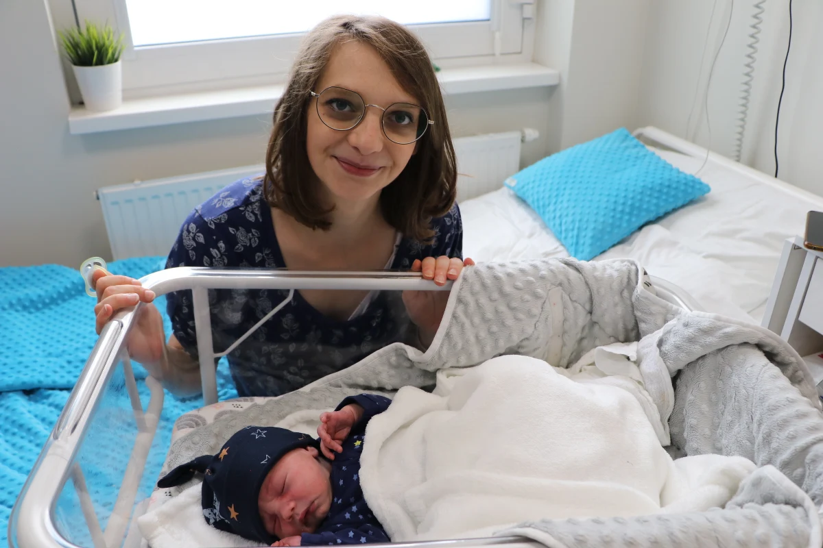 Waży 3,5 kilograma i bardzo nie mógł doczekać się przyjścia na świat. Mały Aleksander urodził się wczoraj na parkingu przed szpitalem Ujastek w Krakowie.