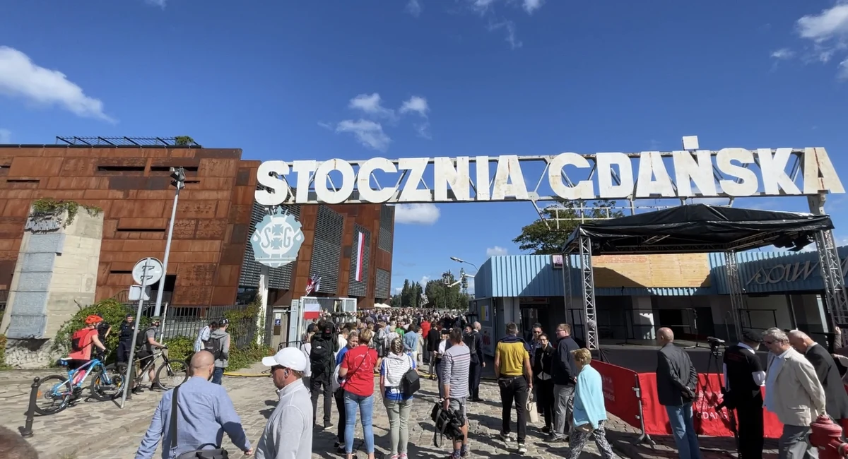 Wbrew zapowiedziom miasta, Lecha Wałęsy nie było na obchodach rocznicy podpisania Porozumień Sierpniowych w Gdańsku. Uczestnicy obchodów, jak przed laty, przeszli przez historyczną, stoczniową bramę nr 2, co jest nawiązaniem do zakończenia strajku. W tym roku mijają 42 lata, odkąd delegaci Międzyzakładowego Komitetu Strajkowego na czele z Wałęsą złożyli podpisy pod Porozumieniem Gdańskim i tym samym zakończył się strajk sierpniowy. Był to początek końca komunistycznych rządów w Polsce.