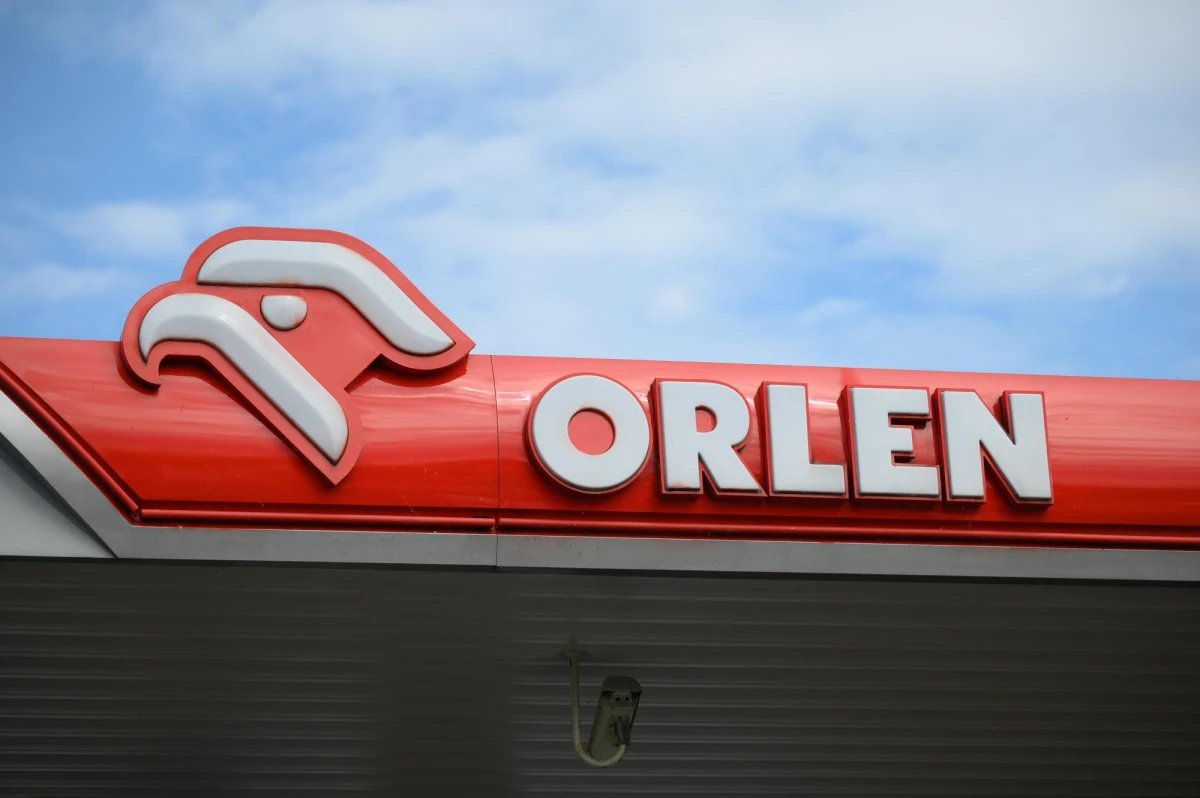 Do 15 września została przedłużona wakacyjna promocja na zakup paliw na stacjach PKN Orlen - poinformował na Twitterze prezes spółki Daniel Obajtek.